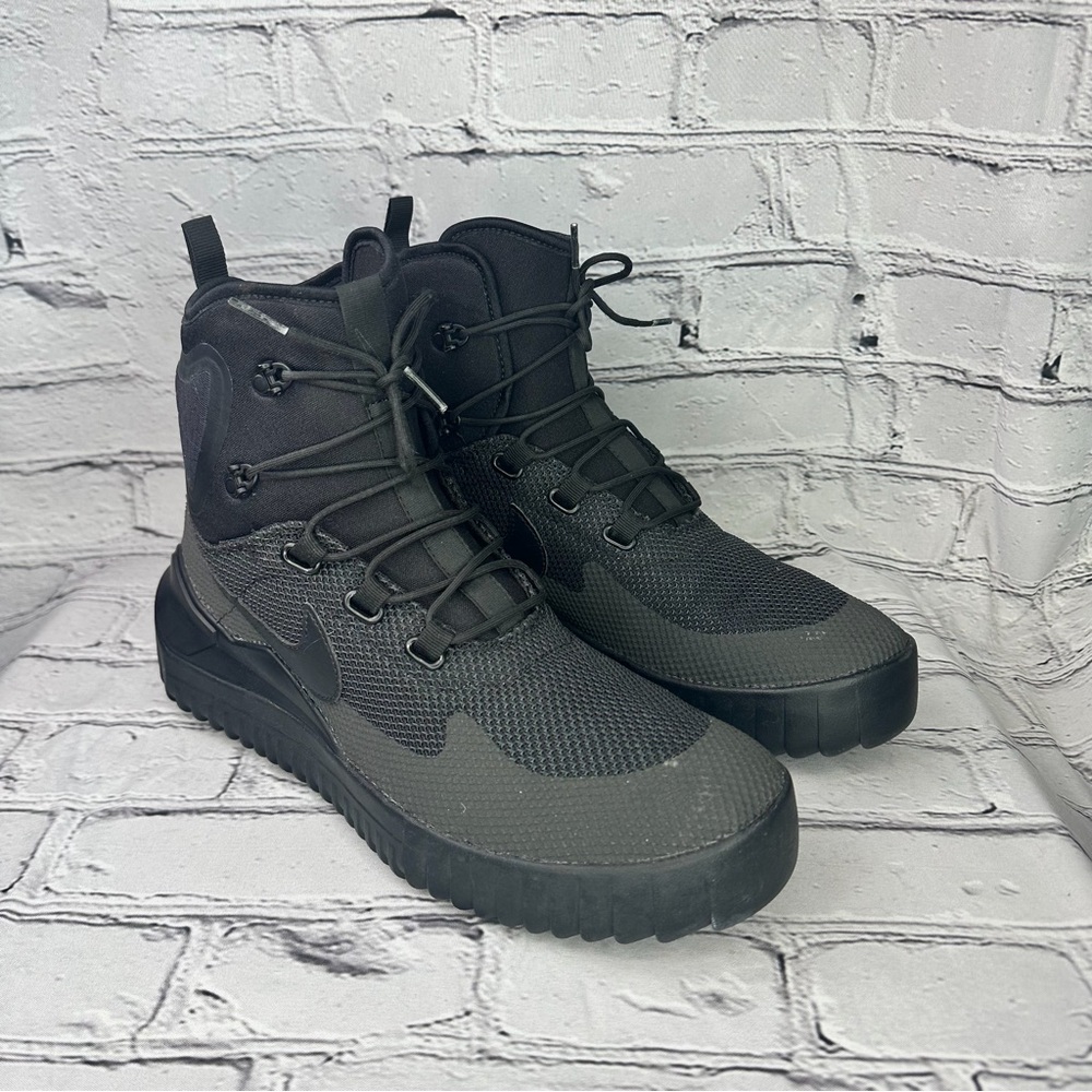 Nike Men's Air Wild Mid Triple Black Sneaker-Boot  Size 10.5